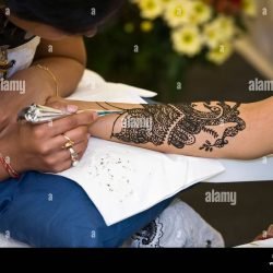 traditional-bridal-mehndi-henna-body-art-the-art-of-adorning-womens-B7HHFM